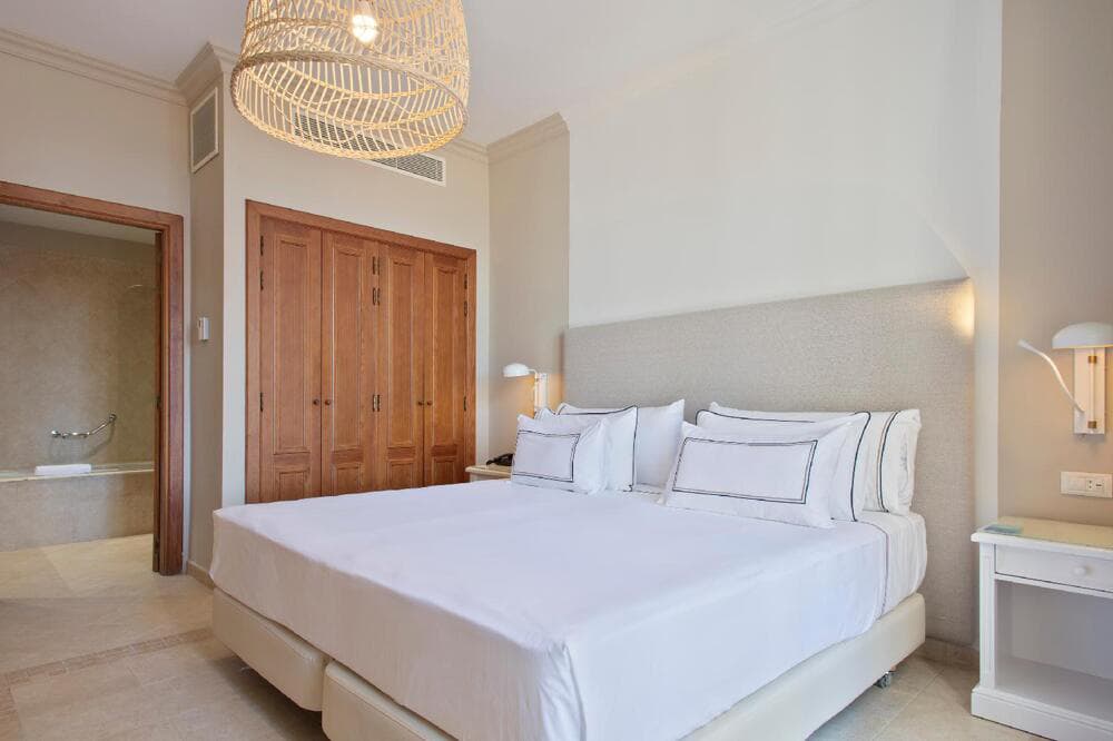 interior habitación hotel Villaitana zona cama