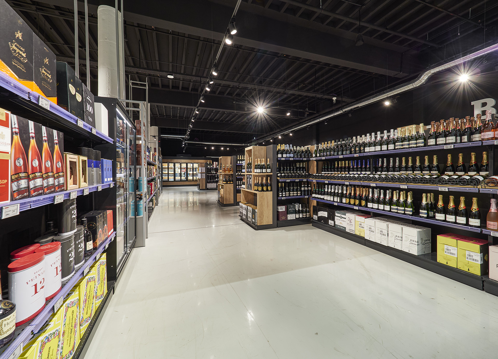 renovación integral del centro Supercash en Avilés